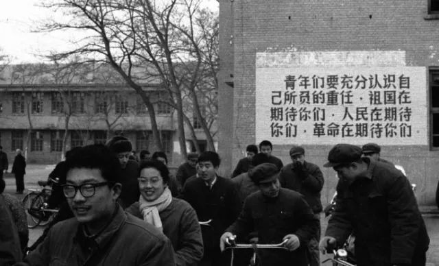 1977年，我國恢復(fù)高考。圖為在北京高考考點(diǎn)外的標(biāo)語。